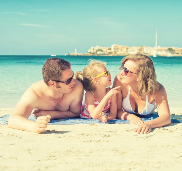 Glad familj på strandsemester. — Stockfoto