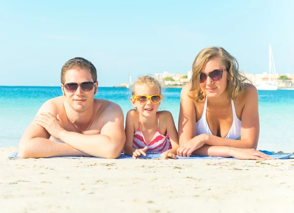 Szczęśliwa rodzina na wakacjach na plaży. — Zdjęcie stockowe