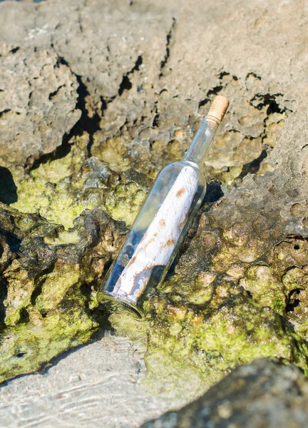 Botol dengan pesan di pantai. — Stok Foto