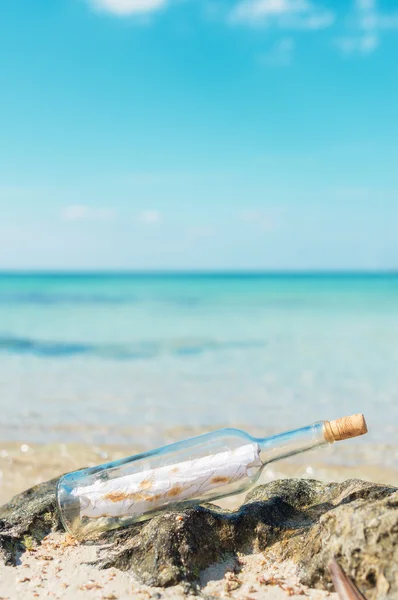 Flaska med budskap på stranden. Utrymme för din text. — Stockfoto