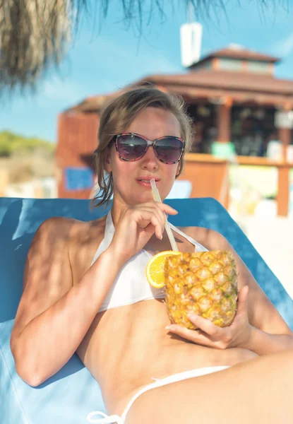 Kvinna med cocktail på strandsemester. — Stockfoto
