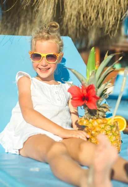 Bambina con cocktail in vacanza al mare . — Foto Stock