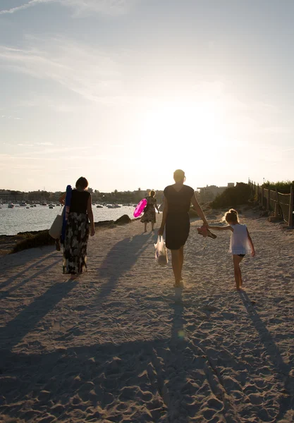 Grupp av människor som går från stranden. — Stockfoto