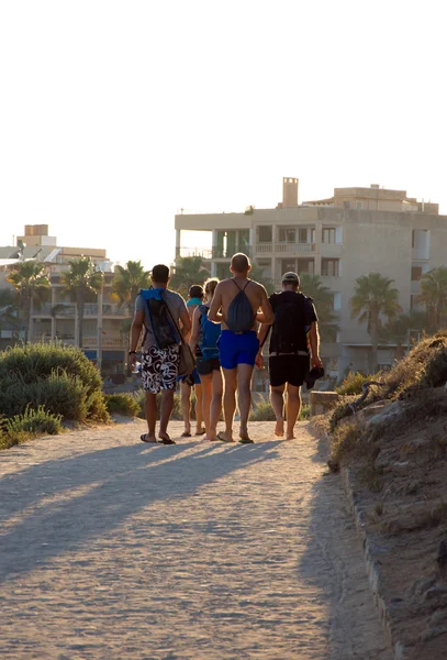 Gruppo di persone che vanno dalla spiaggia . — Foto Stock