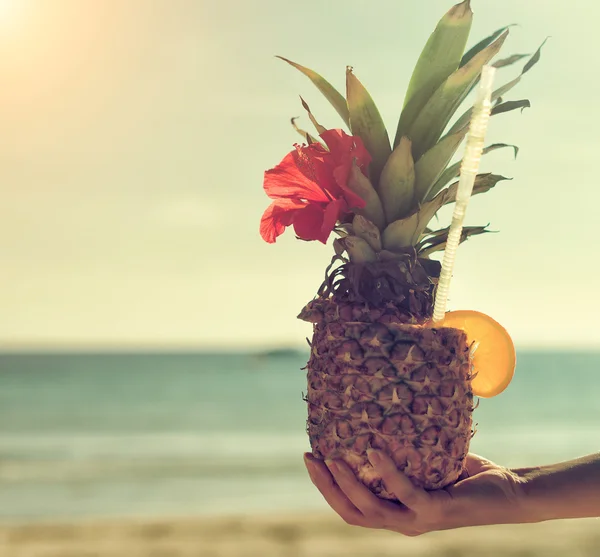 Mâna femeii ține un cocktail exotic de ananas . — Fotografie, imagine de stoc