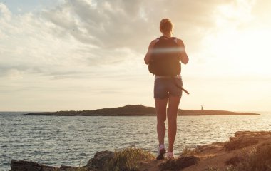 Sırt çantası Sunset'teki kadınla.