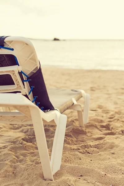 Chaise longue vide sur la plage . — Photo