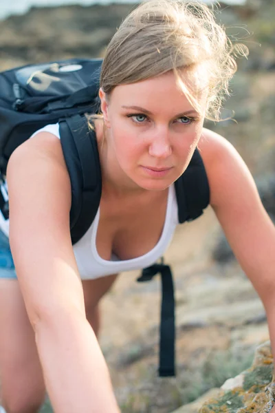 Mooie vrouw met rugzak wandelen in de bergen. — Stockfoto