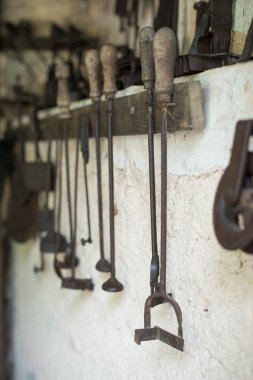 Ahırda eski marka ütüler.