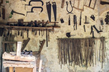 Vintage el aletleri yığını ile Oda.