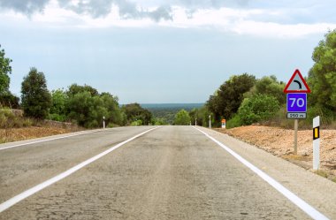 Yaz aylarında boş asfalt yol.