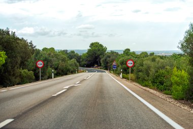 Yaz aylarında boş asfalt yol.