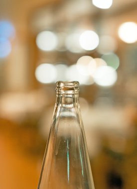 Bokeh üzerine bir cam şişe boyun.