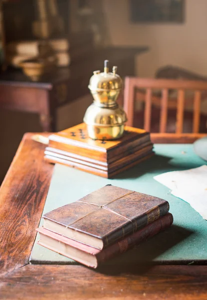 Παλιά βιβλία που βρίσκεται στο σκονισμένο τραπέζι. — Φωτογραφία Αρχείου