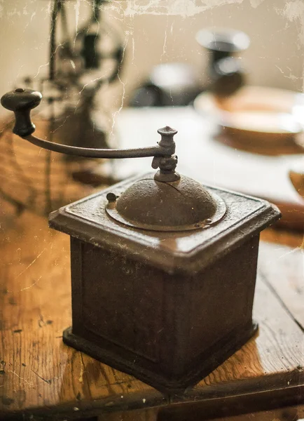 Vintage manuelle Kaffeemühle auf dem Tisch. alter Foto-Effekt. — Stockfoto