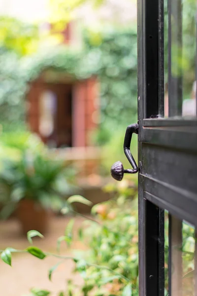 Ανοιχτή πόρτα με θέα στον κήπο. — Φωτογραφία Αρχείου