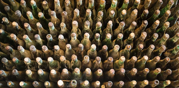 Pilha de garrafas de vinho empoeiradas muito antigas . — Fotografia de Stock