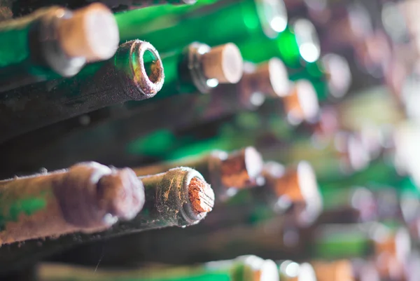 Pilha de garrafas de vinho empoeiradas muito antigas . — Fotografia de Stock