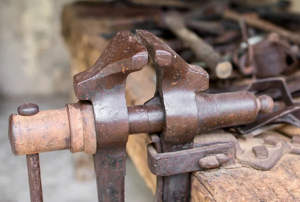 Morsa vintage sul tavolo di lavoro . — Foto Stock