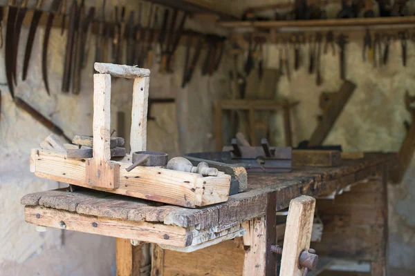 Zimmer mit einem Haufen alter Handwerkzeuge. — Stockfoto