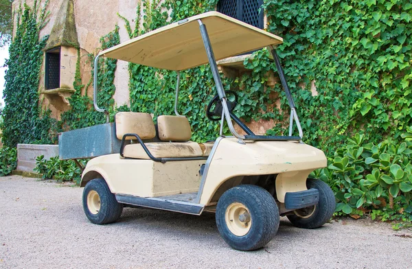 Parked golf cart near the house. — Stock Photo, Image