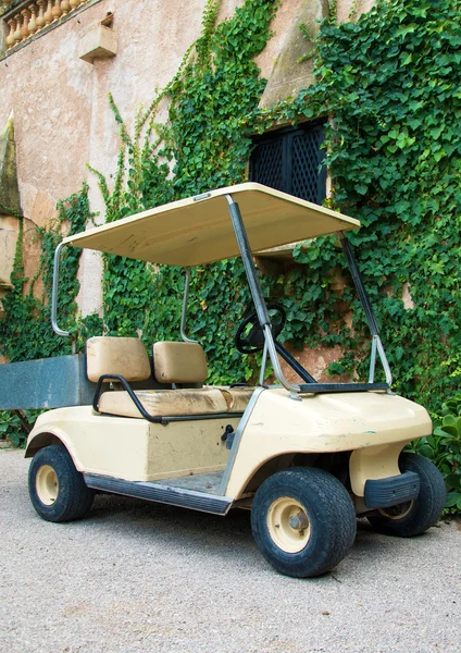 Carro de golf estacionado cerca de la casa . —  Fotos de Stock