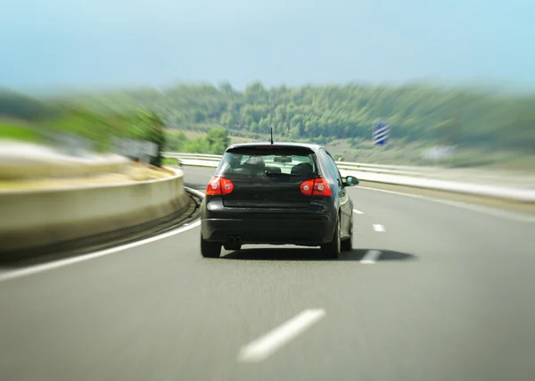 Auto nera che corre lungo l'autostrada . — Foto Stock