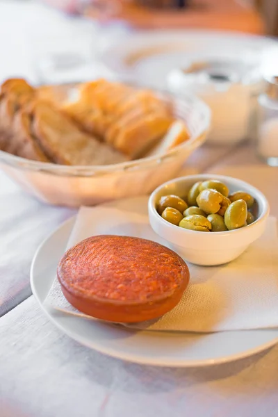 Sobrassada mit Oliven auf einem Tisch im Restaurant. — Stockfoto