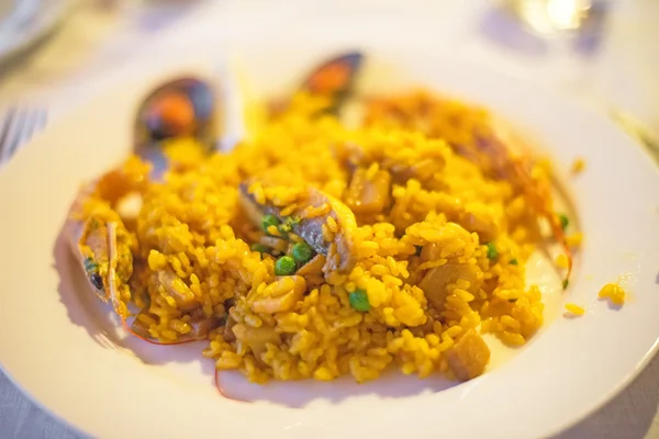 Close-up van de Spaanse paella op de plaat. — Stockfoto