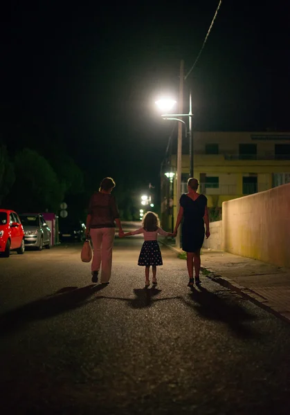 Menschen, die nachts auf die Straße gehen. — Stockfoto