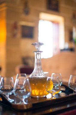 Masanın üzerine gözlük ile sürahi.