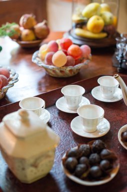 Çay, bardak ve tatlılar masaya.