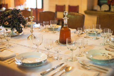 SetOut tablo ile modern restoranında yemek takımı.