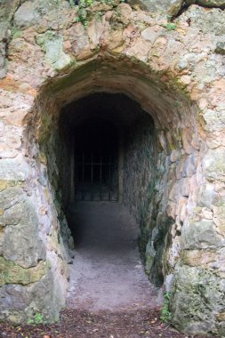 Eski mağara içinde kafes kapı.