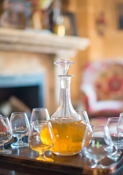 Decanter con bicchieri sul tavolo . — Foto Stock