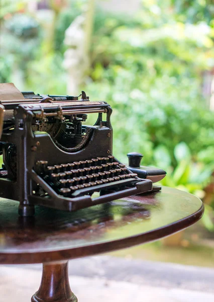 Παλαιά γραφομηχανή στο τραπέζι δίπλα στο παράθυρο. — Φωτογραφία Αρχείου