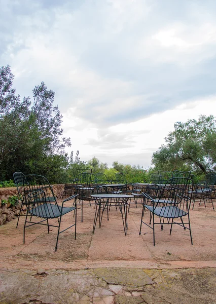 Lege café terras buitenkant met stoelen. — Stockfoto