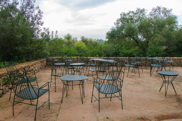 Lege café terras buitenkant met stoelen. — Stockfoto