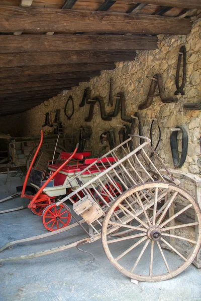 Carrinhos de cavalo de madeira no celeiro . — Fotografia de Stock