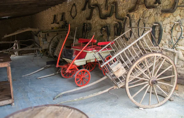 Trähäst vagnar i ladan. — Stockfoto