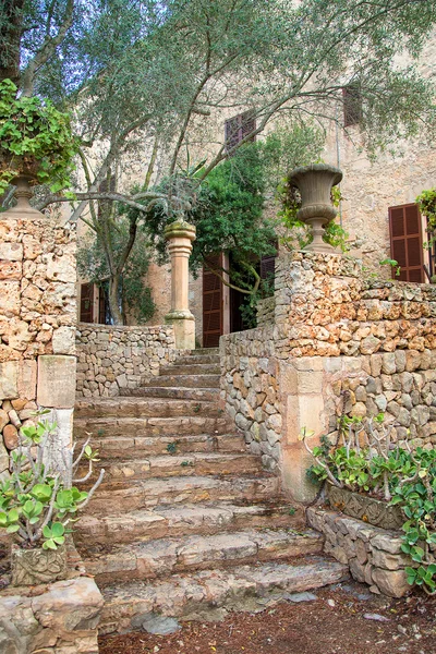 Stone staircase leading to old mansion. — Stock Photo, Image