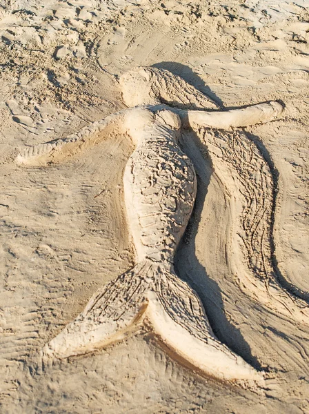 Zeemeermin gemaakt van zand op het strand. — Stockfoto