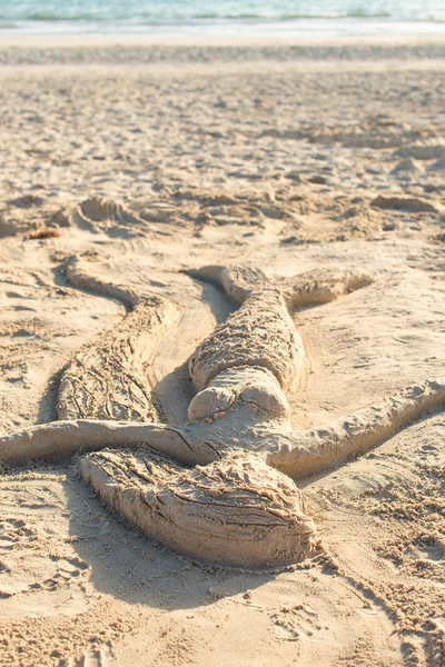 Meerjungfrau aus Sand am Strand. — Stockfoto