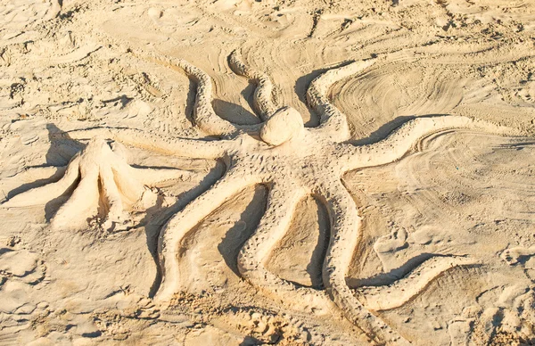 Octopus made of sand on the beach. — Stock Photo, Image