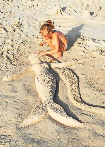 Meerjungfrau aus Sand am Strand. — Stockfoto