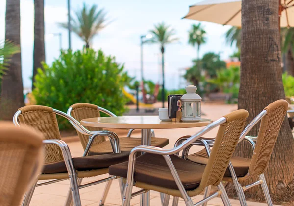 Mediterrane Café-Terrasse außen mit Stühlen. — Stockfoto