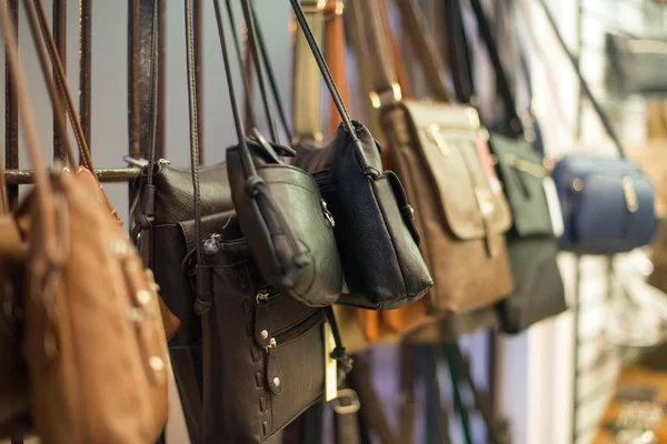 Lederen handtassen collectie in de winkel. — Stockfoto