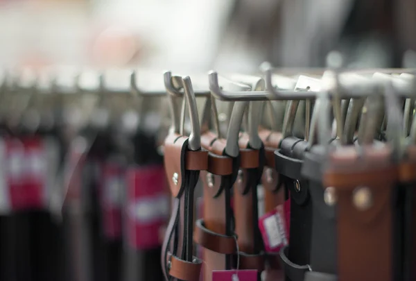 Lederen riemen collectie in de winkel. — Stockfoto