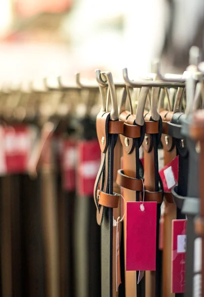Colección de cinturones de cuero en la tienda . — Foto de Stock
