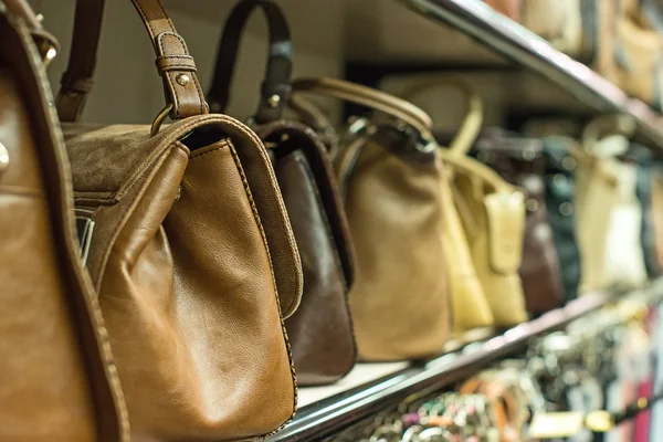 Collecte de sacs à main en cuir dans le magasin . — Photo